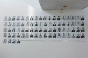 Foto: Iver Valkvæ/ifi.no<br/>TI ÅR: Alle som har jobbet i Dana Lim i over ti år havner på veggen de har døpt «Wall of Fame». 