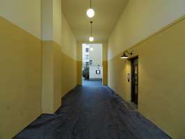 Foto: Fin Serck-Hanssen<br/>PORTAL: Fire portaler leder inn til innergården der de ti  oppgangene er spredt ut. Også portalene er malt med to valører av den valgte  gule fargen. 
