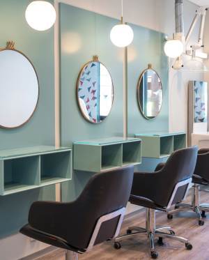 Beboerne har kort vei til frisør, men farger, belysning og interiøret i salongen gjør opplevelsen til en ekte tur til frisøren.<br />Foto: Espen Grønli