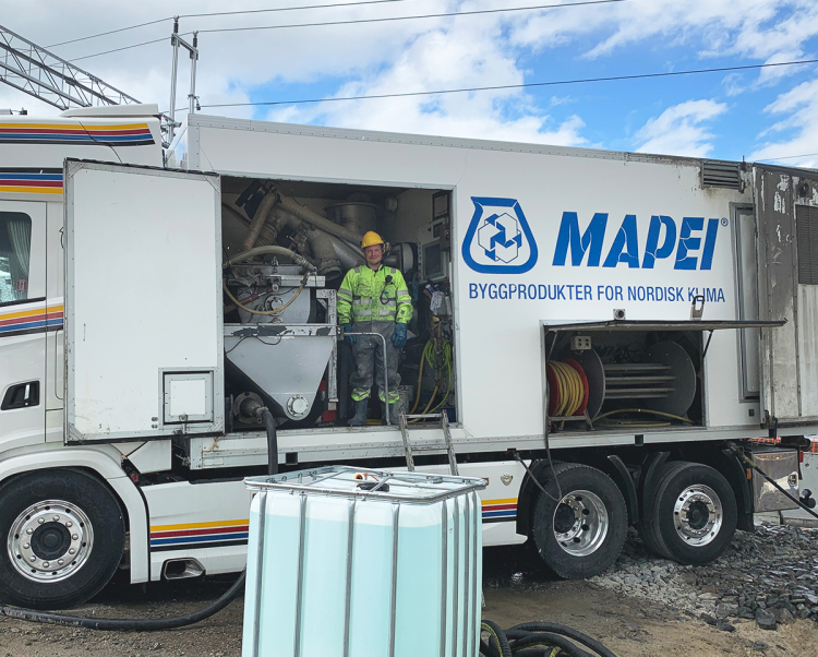 lastebil med avrettingsmasse 