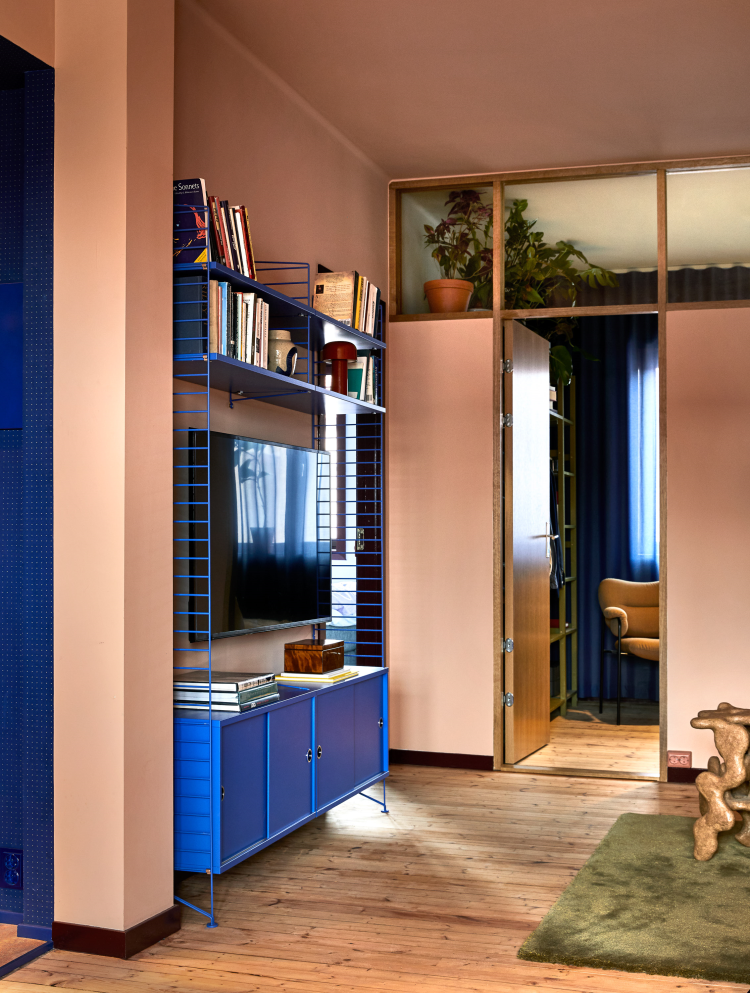 Coy Blush, rosa rom, blå detaljer 