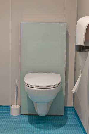 Toaletter og stellerom har fått et turkist belegg i en frisk farge.<br />Foto: Chera Westman/ifi.no