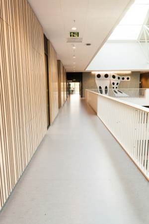 Hver av de fem etasjene på den nye skolen har et gulvareal på 7000 kvadratmeter. Tarketts linoleumsgulv skaper en behagelig stemning i de luftige lokalene.<br />Foto: Kristian Owren/ifi.no