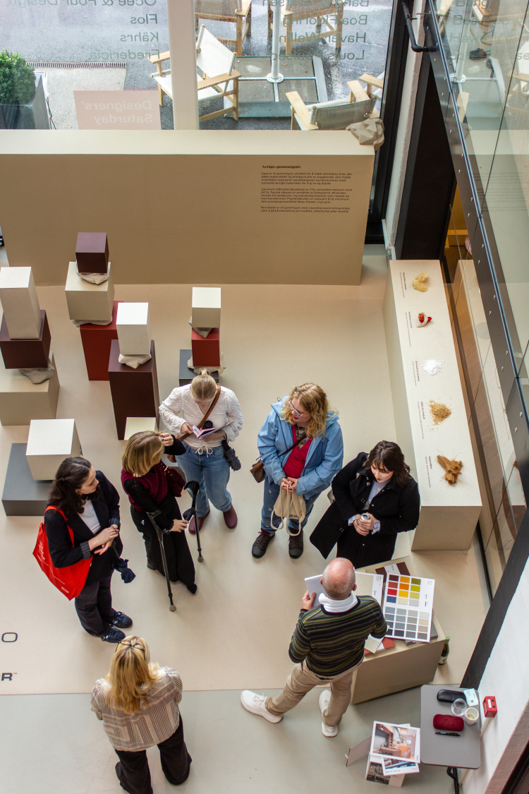 Ser ned på en utstilling fra 3. etasje. utstillingen viser gulv.