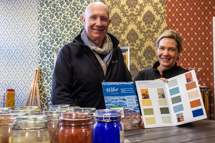 Johnny og Josefine viser fargekart