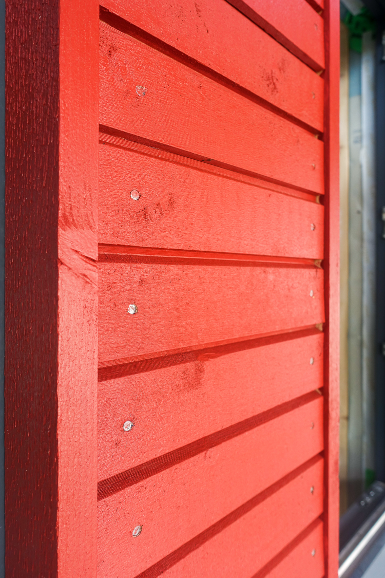 fabrikkmalt rød kledning 