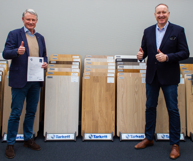 Stein Hesstvedt og Per Olaf Øxseth har signert en avtale.