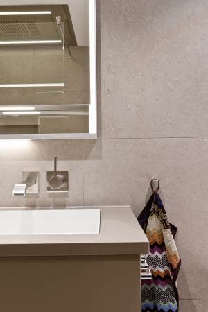 INNEBYGGET: Speilskapet har en rekke finesser og er delvis bygget inn i veggen slik at det rommer mest mulig uten å ta stor plass i rommet. <br />Foto: Chera Westman/ifi.no