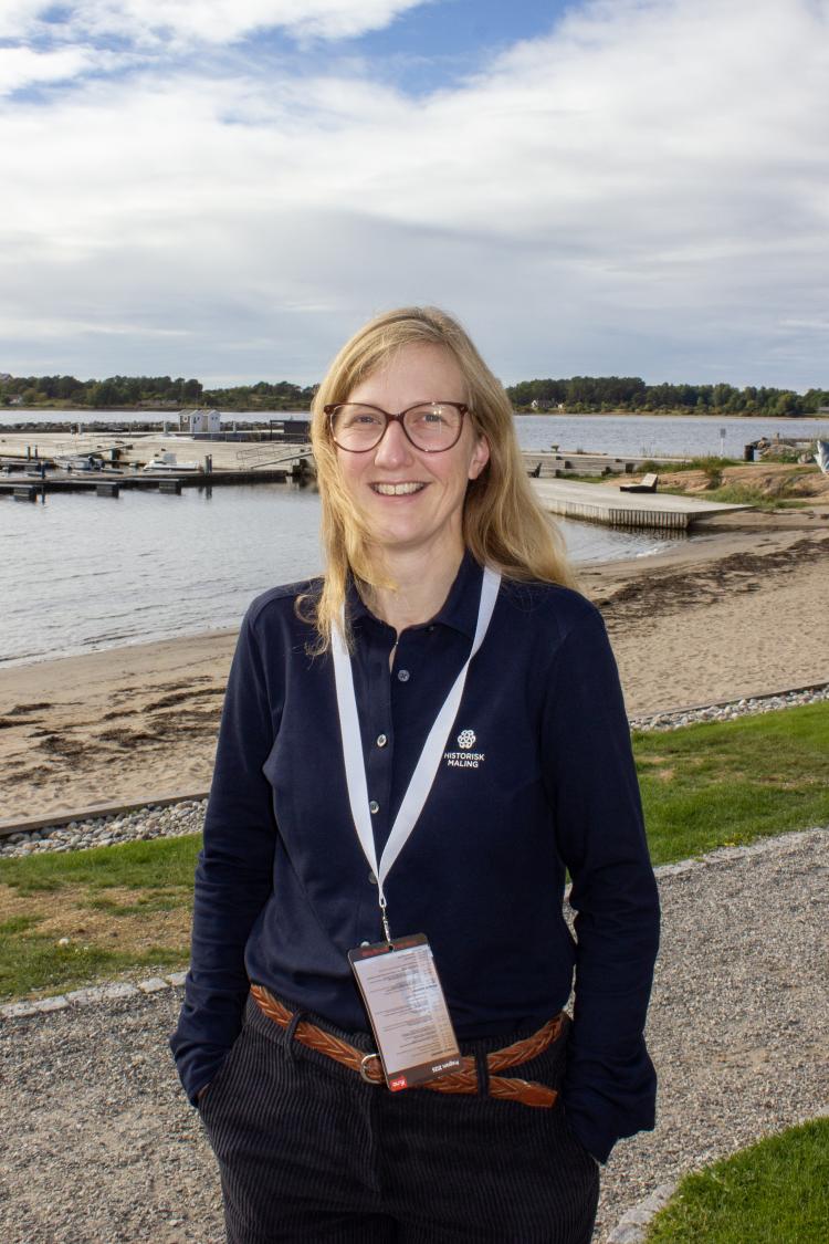 ung dame på konferanse ved havet