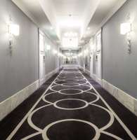 Foto: BEHAGELIG:<br/>Tepper og tapet med tekstilstruktur skaper et elegant interiør, demper lyd og gir korridorene en behagelig atmosfære. 
