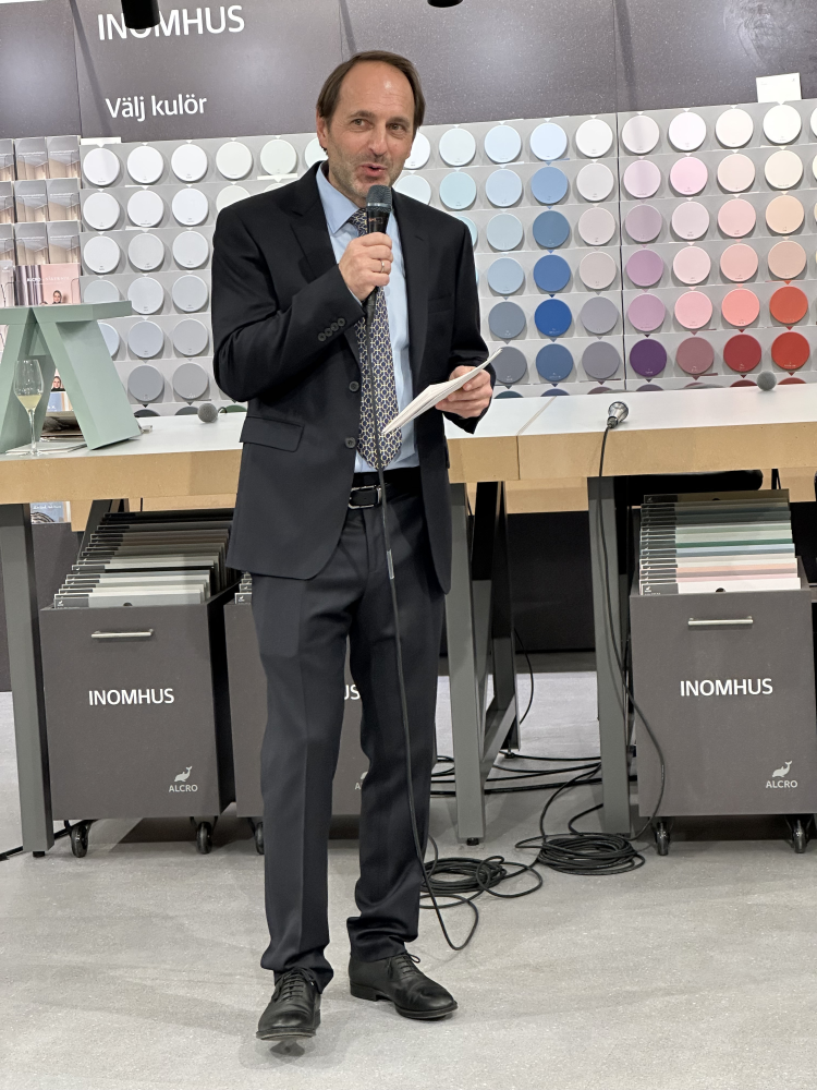 mann holder i mikrofon