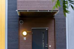 <p><b>VARIERT: </b>Fasadene er malt i tre nyanser av grått og en okergul farge. Den sorte inngangsdøren rammes inn av et felt liggende dobbelfalset kledning og beskyttes av balkongen i 2. etasje.     <br></p>