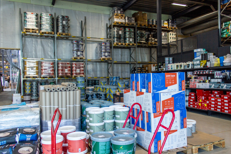proffbutikk for maling, lager med paller med produkter 