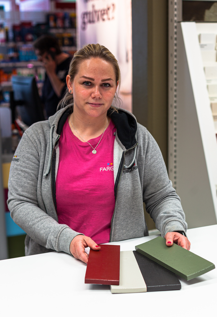 Camilla Moe viser fram fargeprøver