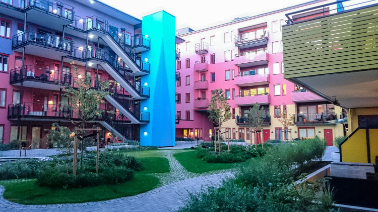 Fargerikt gårdsrom på Sørenga i Oslo