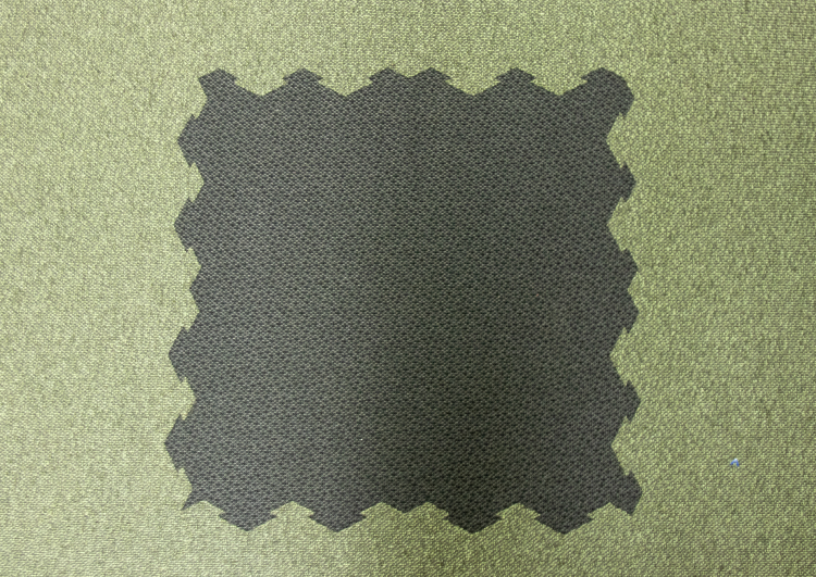 sort og grønn teppeflis