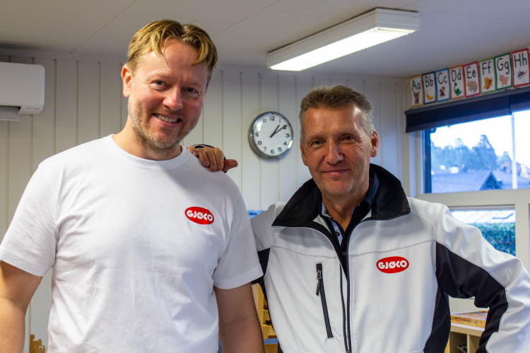 to menn i med Gjøco-merke på klærne