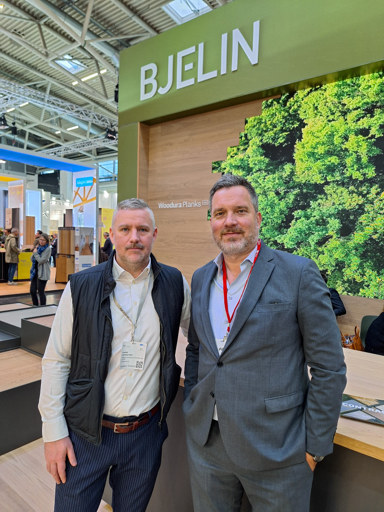 to menn foran messestand