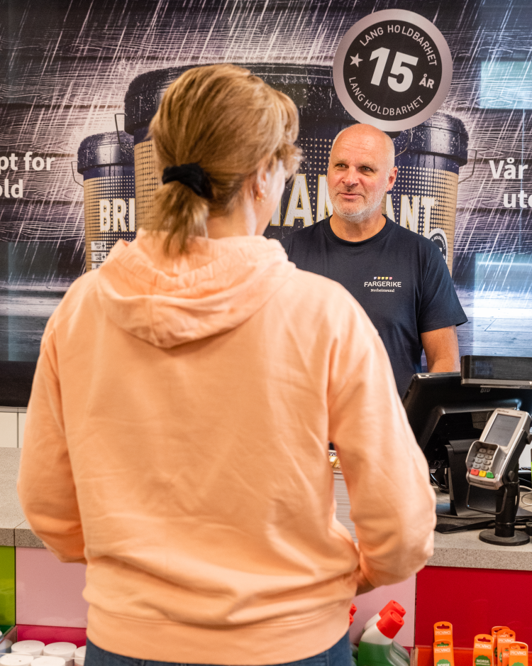 dame med ryggen mot kjøper maling av mann 