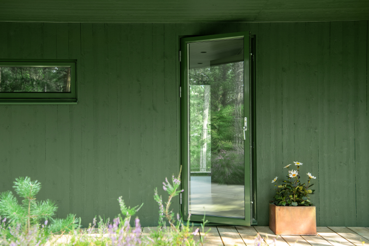 hus malt i grønt med dør 