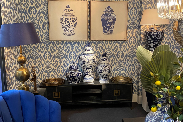 blå tapet, blå sofa