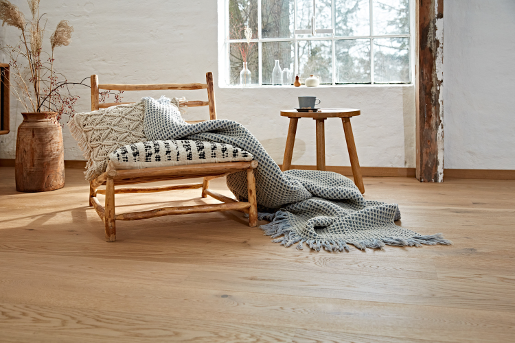 rustikk lenestol i et gammelt murhus med parkettgulv