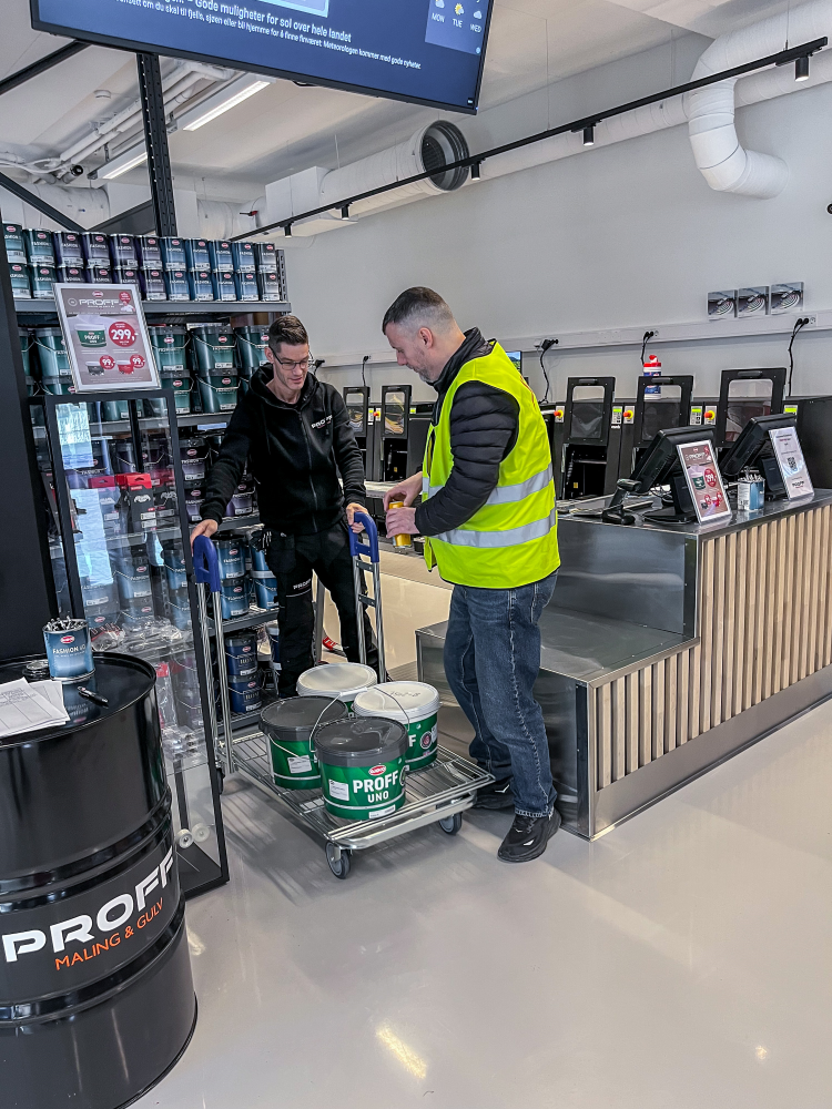kunde kjøper maling i proffbutikk