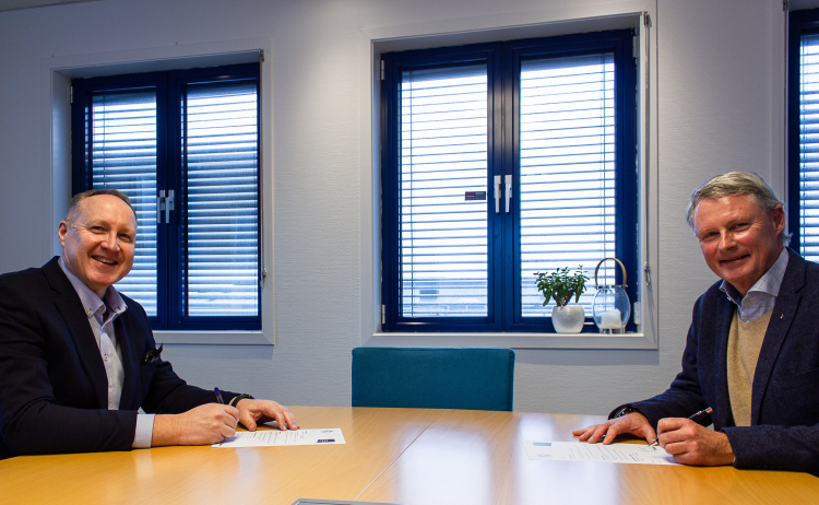 Per Olaf Øxseth og Stein Hesstvedt signerer avtale