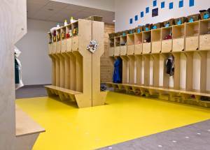Fingarderobene i kjernearealet skilles ut ved at gulvet har en gul farge som markerer egne soner. Innergarderobene er ikke delt av med vegger, men er åpne ut mot korridorene.<br />Foto: Chera Westman/ifi.no