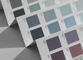 Foto: Flügger Farge<br/>HENDIG: Det nye fargekartet kommer i en praktisk størrelse som gjør det lett å sammenligne de ulike fargene.