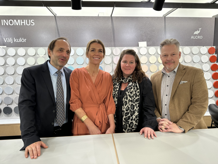 to menn og to kvinner bak et bord