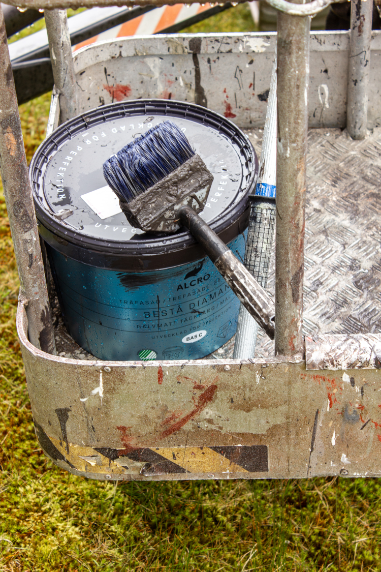 Mannskapskurv til skylift med et malingspann og en pensel oppi