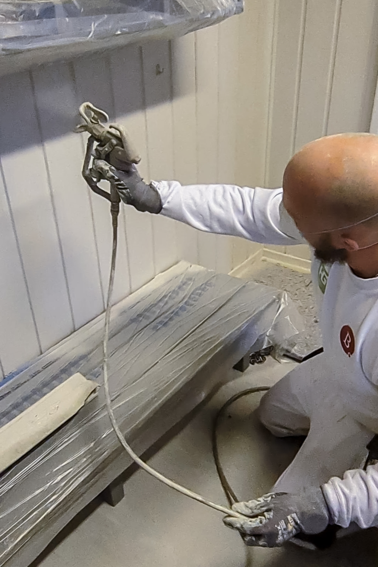 mann maler med malesprøyte, hvit maling på panel