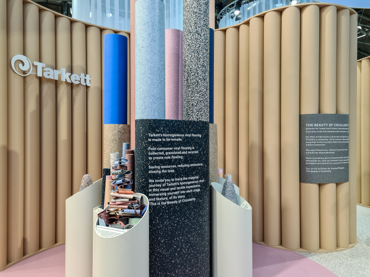 messestand med resirkulering av gulvmaterialer