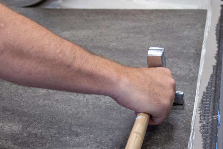 linoleumhammer brukes for å presse belegg ned i underlaget 