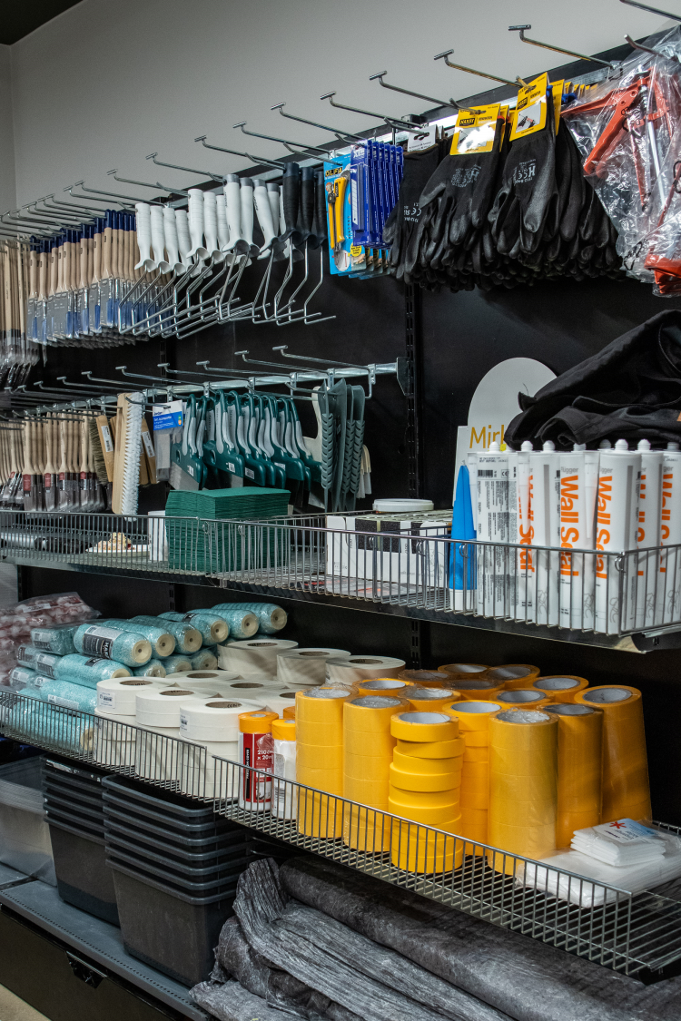 hyller med maleverktøy