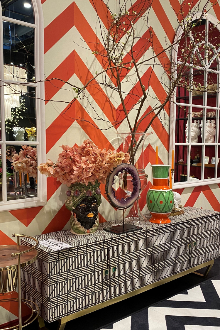 oransje stripete vegger, sort-hvite gulv