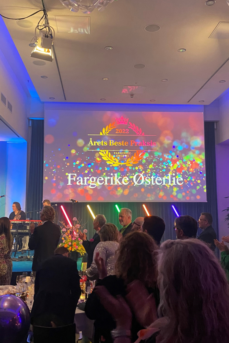 festscene ballonger mennesker 