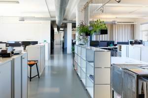 I et åpent kontorlandskap, kan det fort bli mye støy som forstyrrer arbeidsroen. Da er det viktig med et gulv som bidrar til å redusere blant annet trinn- og trommelyder.<br />Foto: Hanne Jørgensen/Polyflor