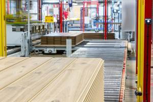 Foto: Chera Westman<br/>TOPP MODERNE: I en topp moderne fabrikk i Viken produserer  Bjelin gulv av både herdet tre og trekompositt. Fabrikken har en kapasitet på 6  millioner m² gulv per år.