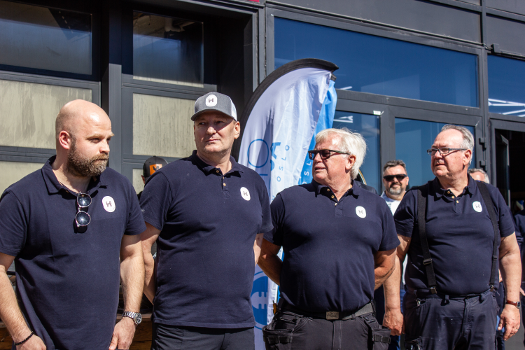 fire ansatte i Håndverksboden radet opp utenfor butikken 