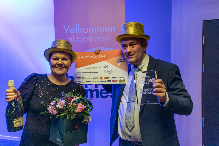 dame og mann i gullhatter med blomster, pris og stor verdisjekk