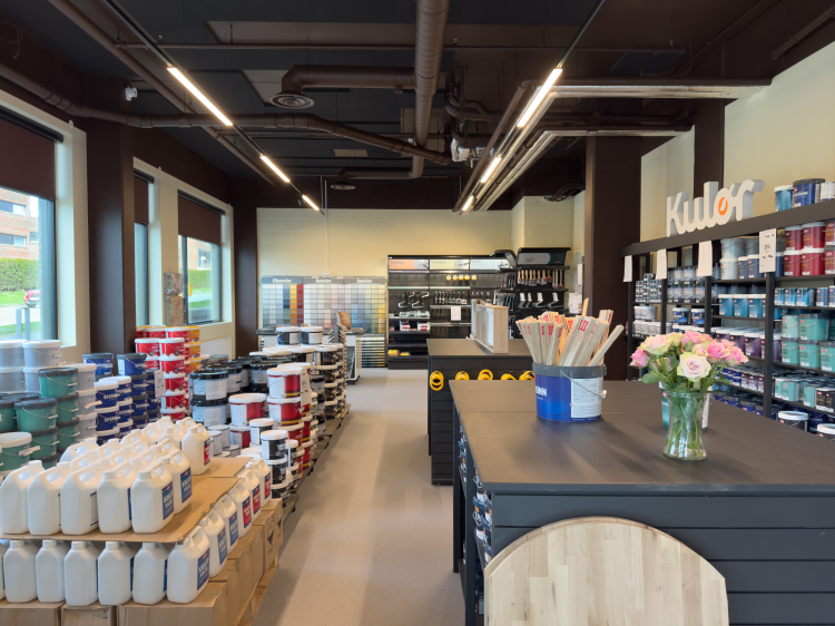 interiør fra fargehandel med sorte reoler og store vinduer