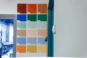 Fargeprøver på vegg<br />Foto: Chera Westman/ifi.no