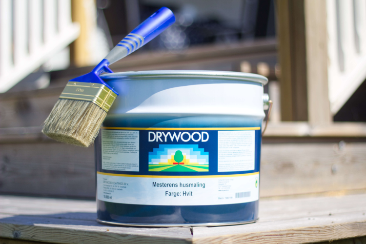 blå hvit spann med maling på terrasse 