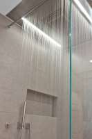 Foto: Chera Westman/ifi.no<br/>TROPEREGN: Fra den store takdusjen strømmer mengder med mykt  vann. I tillegg er dusjnisjen utstyrt med to hånddusjer. Sluken er plassert i  veggen, istedenfor i gulvet. 