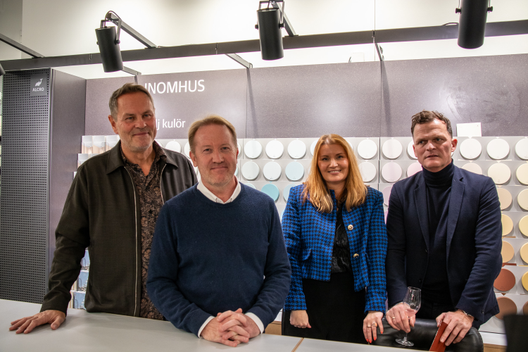 tre menn og en dame bak et bord