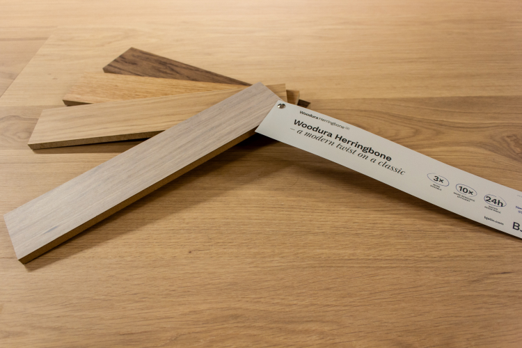 prøver av fiskebensgulv på en bordflate