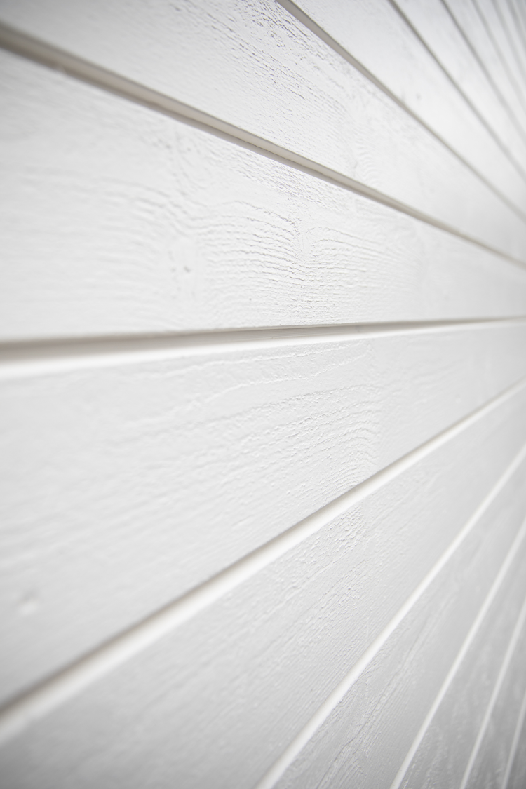 hvit vegg med liggende kledning 