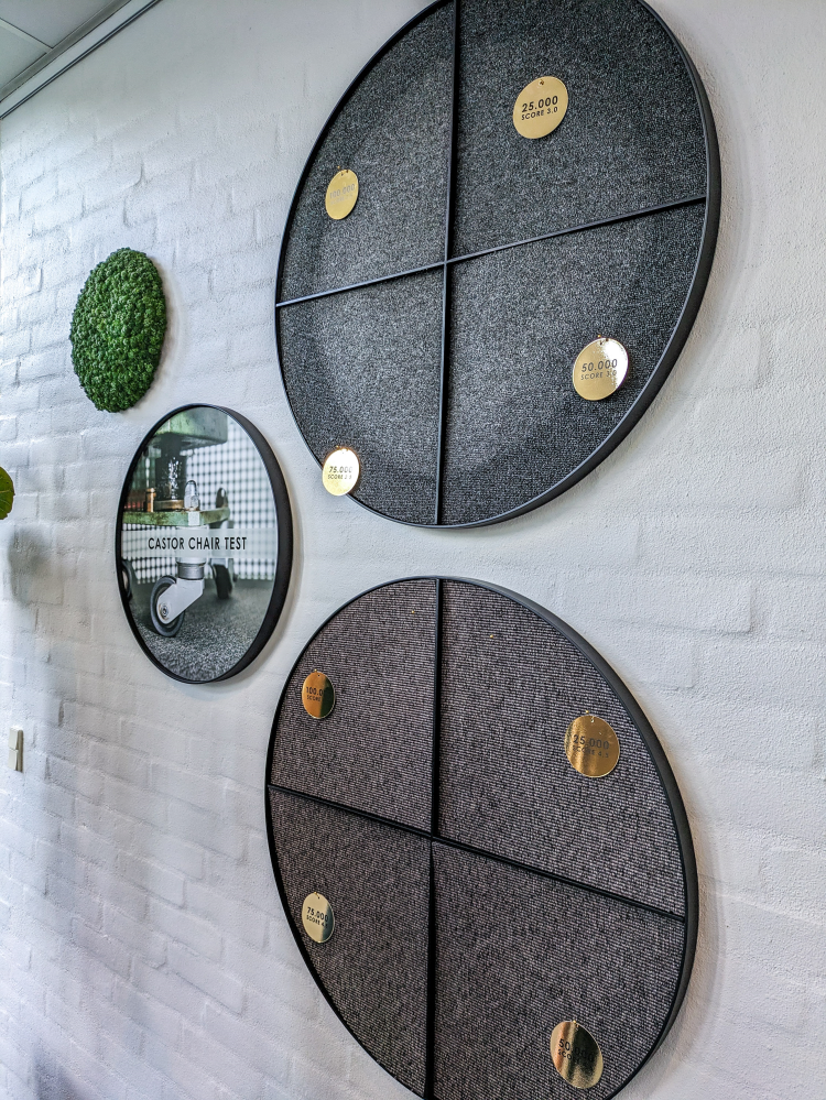 rundinger på veggen med teppe 